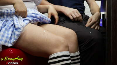 Jong skoalmeisje skuort nei klasgenoat op húswurk-xsanyAny